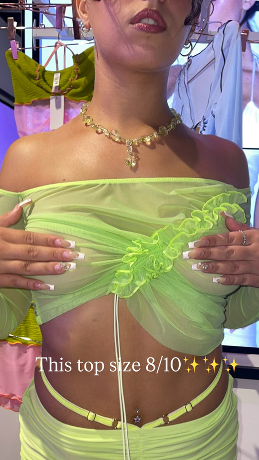 Mini-jupe vert lime, bretelles réglables à la taille et détails volants