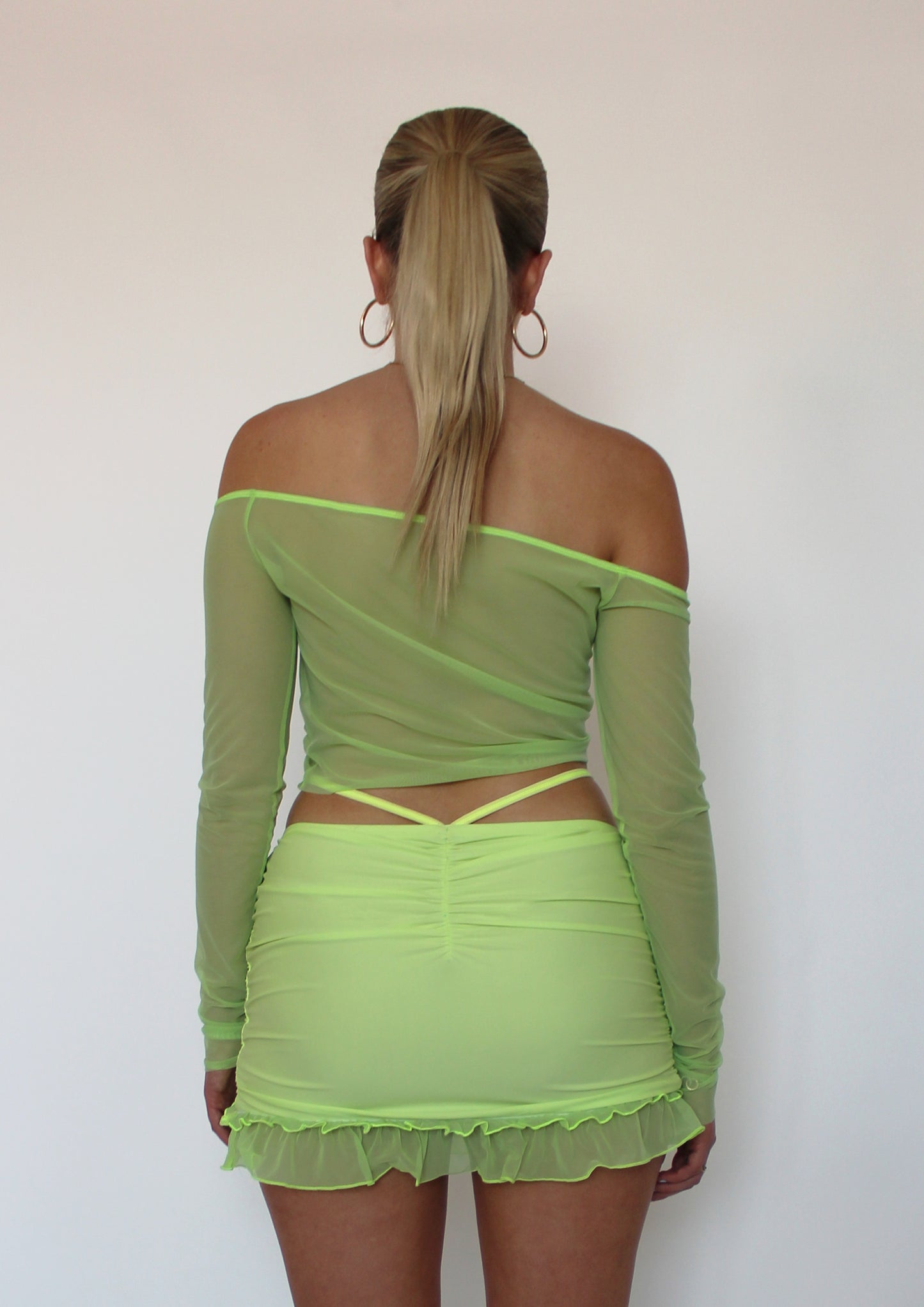 Mini-jupe vert lime, bretelles réglables à la taille et détails volants